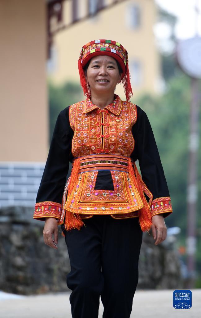 　在廣西蒼梧縣六堡鎮(zhèn)山坪村，祝雪蘭走在村道上（2022年9月22日攝）。新華社記者 陸波岸 攝